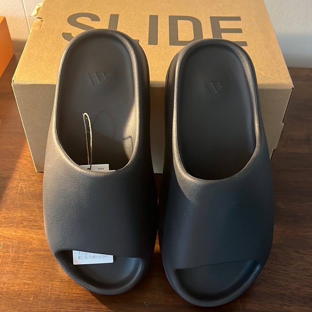 Yeezy Onyx Slides Size 8
